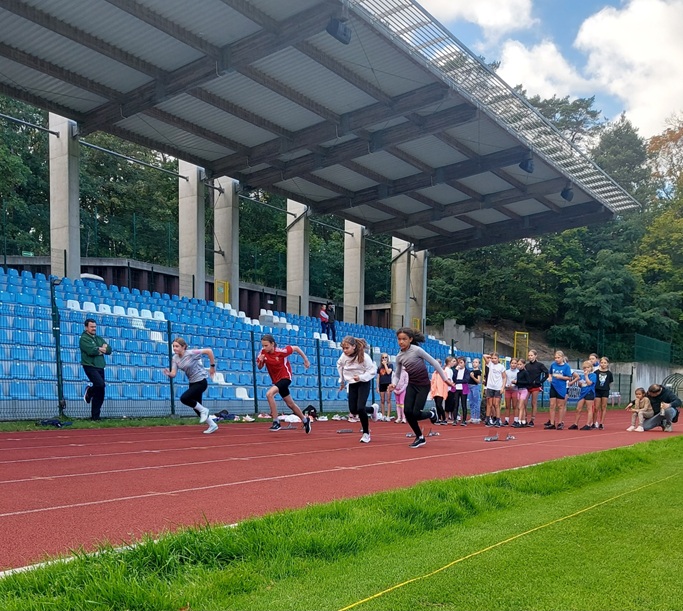 Czwartki Lekkoatletyczne wróciły na stadion. Młodzi świnoujścianie walczą o finał w Łodzi