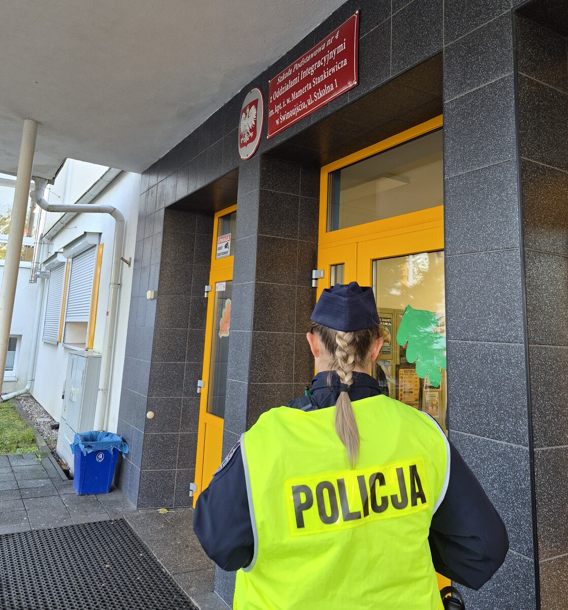 Policja i straż miejska patrolują okolice szkół w Świnoujściu. Komendant spotkał się z dyrektorami