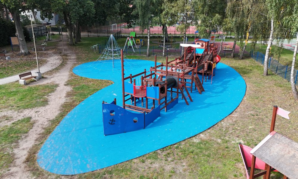 Piracka Przygoda po modernizacji. Plac zabaw na Warszowie zyskał nową nawierzchnię