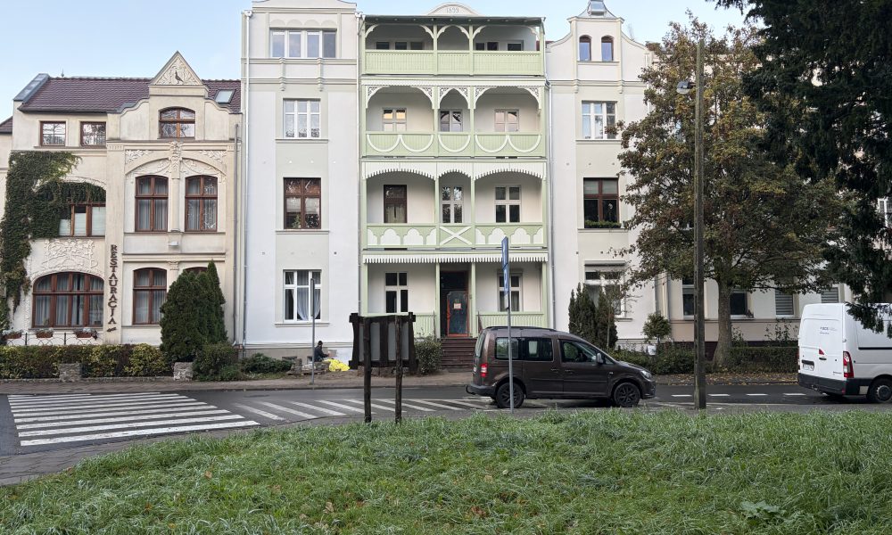 Kamienica przy Paderewskiego 13 odzyskała dawny charakter. Uwagę zwracają balkony