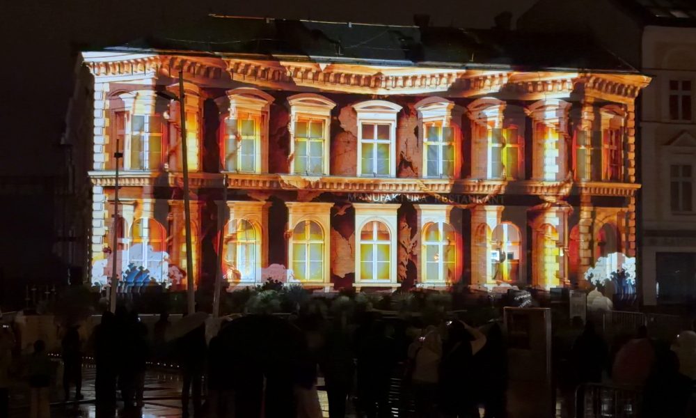 Deszcz nie odstraszył mieszkańców. Mapping 3D rozświetlił budynek poczty