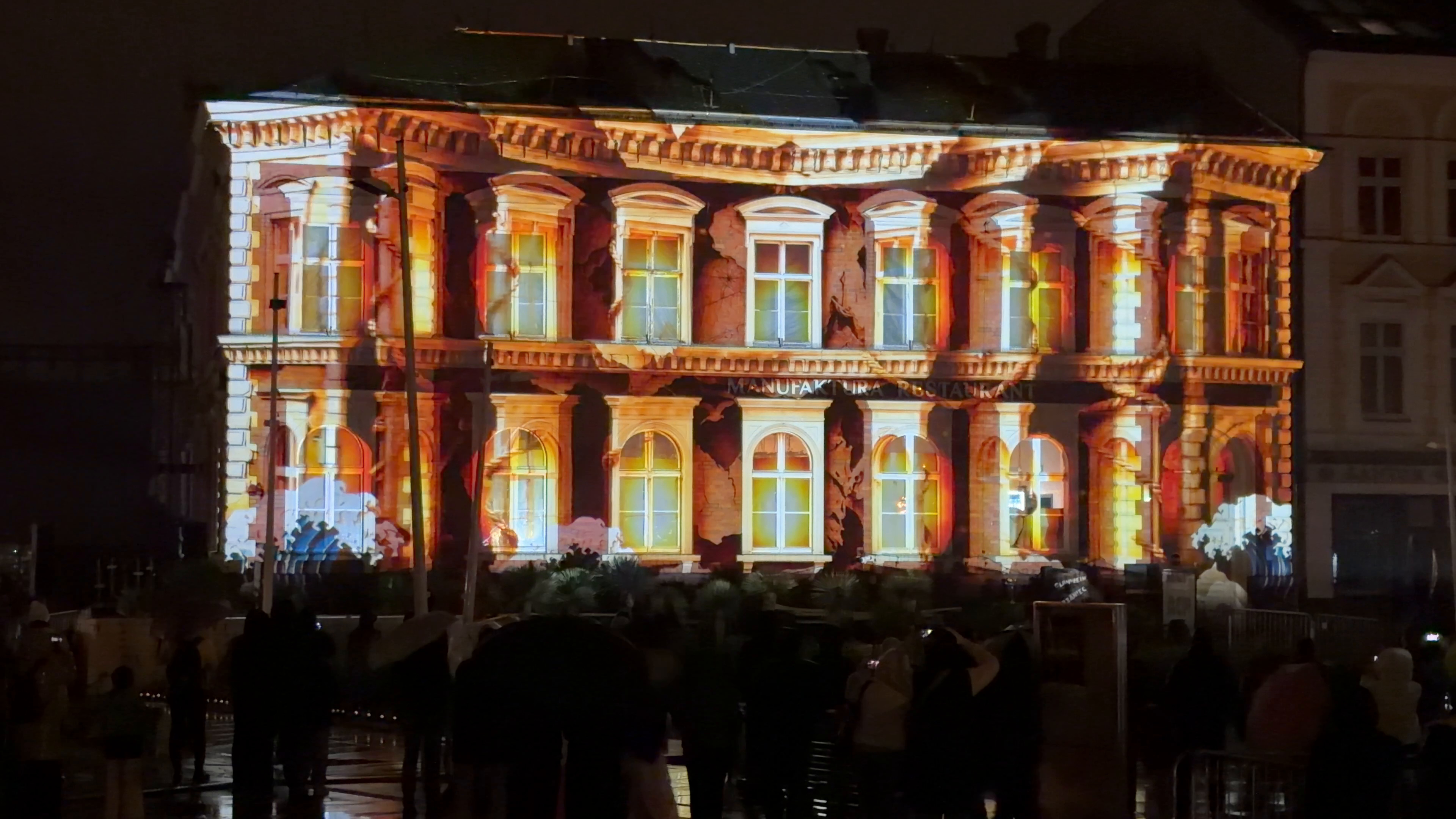 Deszcz nie odstraszył mieszkańców. Mapping 3D rozświetlił budynek poczty 
